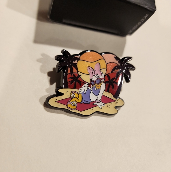Loungefly Disney Mickey & Friends Daisy Sunset Beach Blind Box Pin Opened - Picture 5 of 11